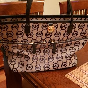 Black Micheal Kors Purse